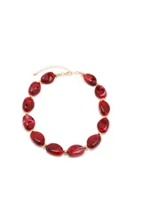 Collar de cuentas de resina en tono rojizo con efecto marmolado, intercaladas con pequeñas esferas doradas. Cuenta con cadena de ajuste metálica en color dorado.