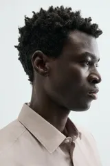 Camisa de hombre color beige claro, de corte slim fit, con cuello italiano, manga larga y cierre frontal de botonadura.