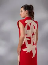 Vestido largo y recto sin mangas, confeccionado en paño de algodón con escote en V y cuello mao. Cuenta con un diseño bicolor en rojo y crudo con estampado exclusivo de hojas.