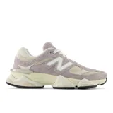 Championes New Balance modelo 9060, color lila pálido con detalles en crema y blanco. Presentan una silueta chunky con superposiciones de gamuza texturizada y malla.