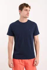 Remera de algodón con cuello redondo y manga corta, de diseño liso con pequeño detalle de etiqueta bordada en el pecho.