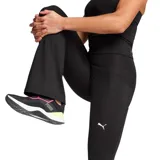 Calza larga de tiro alto color negro, con corte acampanado y logo Puma estampado en blanco en la pierna izquierda.