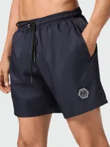 Short de baño negro de poliéster con cintura elástica ajustable con cordón, bolsillos laterales y logo hexagonal de la marca en el muslo.