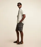 Bermuda cargo de algodón color blanco, con bolsillos laterales y traseros, cierre con botón y cremallera.