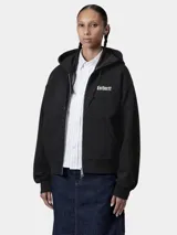 Campera con capucha Carhartt, color negro, con cierre frontal completo y logo bordado en tipografía gótica en el pecho. Cuenta con bolsillos tipo canguro y puños y ruedo acanalados.