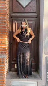 Pollera larga negra de encaje con forro interior corto.