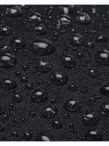 Mochila Under Armour negra con logo en el frente, múltiples bolsillos y correas ajustables. Fabricada con materiales resistentes al agua.