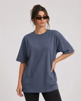 Remerón de corte oversize, color azul grisáceo, con cuello redondo y mangas cortas de estilo relajado.