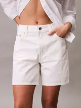 Short de jean Calvin Klein de corte relajado y talle alto, con diseño clásico de cinco bolsillos y cierre de botón y cremallera.