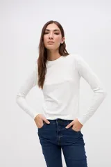 Remera de manga larga con cuello redondo, confeccionada en tejido rib con textura acanalada y calce ajustado al cuerpo.