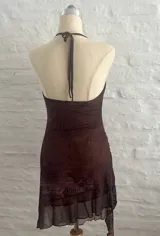 Minivestido marrón con estampado abstracto, escote halter y espalda descubierta.