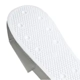 Sandalias tipo ojotas adidas Adilette, color blanco con el logo del trébol de la marca en negro sobre la banda superior.