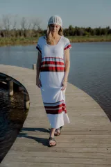 Vestido largo tejido a rayas horizontales en color blanco, rojo, marrón y celeste.