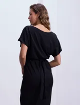 Vestido midi negro de crepe con escote a la base, mangas cortas japonesas, corte en la cintura elastizada con lazo de ajuste y tajo en la delantera.