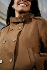 Campera de gamuza color marrón, con diseño de doble botonadura, cuello alto con tira y hebilla ajustable, y bolsillos laterales.