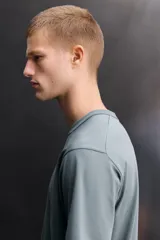 Camiseta de entrenamiento Zara Athleticz, de corte regular, color gris azulado, con cuello redondo en rib doble y manga corta.
