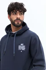 Canguro de algodón azul marino con capucha ajustable, puños y arte estampado en la espalda con motivos florales y texto que dice "ART GALLERY ARCHIVES No. 971 / TORINO It. BROOKSFIELD".