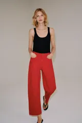 Jeans de tiro medio y corte relaxed en color rojo, con diseño de cinco bolsillos y costuras verticales en el frente.