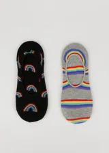 Pack de dos pares de medias balerinas invisibles, una negra con arcoíris estampados y otra gris a rayas horizontales con los colores del arcoíris.