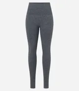 Calza deportiva gris acanalada sin costuras, de tiro alto.