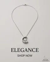 Collar de acero con dije colgante en forma de media luna que contiene una circonia brillante en su interior.