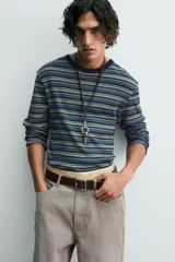 Camiseta de manga larga con cuello redondo, confeccionada en tejido acanalado de algodón con rayas horizontales en tonos azul marino, verde y gris claro.