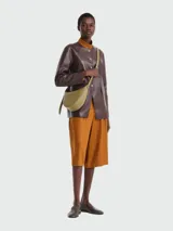 Cartera crossbody Longchamp de la línea Le Foulonné, tamaño pequeño, de diseño estructurado en forma de media luna, confeccionada en cuero con correa ajustable.