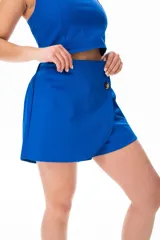 Short pollera azul francia con corte cruzado y doble botón a la vista.