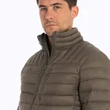 Campera puffer color verde musgo, con cuello alto, cierre frontal con cremallera, bolsillos laterales con cierre y bolsillo en el pecho con cierre.