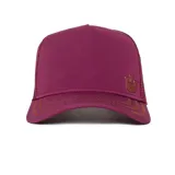 Gorra tipo trucker color bordó con panel frontal estructurado, malla trasera y visera curva con costuras decorativas. Presenta un aplique metálico con logo en el frente.