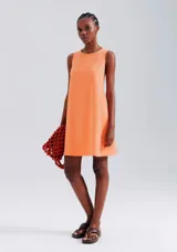 Vestido corto sin mangas color naranja, de corte recto y holgado.