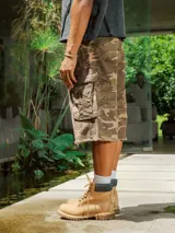 Bermuda cargo de gabardina con lavado, estampado camuflado en tonos marrones y verdes. Presenta bolsillos cargo a los costados y terminación deshilachada en el ruedo.