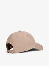 Gorra de béisbol de cinco paneles confeccionada en algodón, con ojales de ventilación y hebilla ajustable en la parte trasera. Presenta el logo de la marca bordado en el frente.