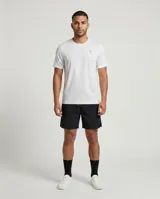 Remera deportiva de hombre Tiffosi, color blanco con diseño geométrico sutil en tono sobre tono y pequeño logo reflectante en el pecho.