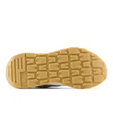 Championes New Balance modelo 5740, color crema con detalles en beige y suela caramelo. Confeccionados en gamuza y malla, con logo "N" característico en los laterales y entresuela con detalles moteados.