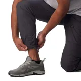 Pantalón cargo Columbia de corte recto, color gris oscuro, con múltiples bolsillos funcionales, incluyendo bolsillos laterales, bolsillos cargo con cierre de velcro y bolsillos traseros. Cuenta con trabillas para cinturón, anilla en D y dobladillo ajustable con ceñidor.