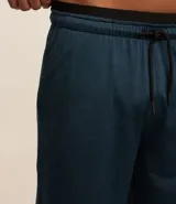 Bermuda deportiva modelo long, confeccionada en microfibra técnica de secado rápido. Presenta cintura elástica con cordón de ajuste interno y bolsillos laterales. Diseño liso de corte recto ideal para entrenamiento.