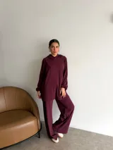 Pantalón de corte recto y tiro alto, confeccionado en tejido de algodón y poliéster, con cintura elástica.