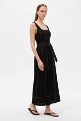 Vestido midi de lino color blanco con cuello cuadrado, sin mangas, detalle de pespuntes a contratono y cinturón con hebilla integrada en la cintura.