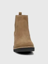 Bota tipo Chelsea de Hush Puppies, confeccionada en material sintético efecto gamuza color marrón. Presenta elásticos laterales al tono para facilitar el calce, suela robusta de goma negra con plataforma y taco ancho.