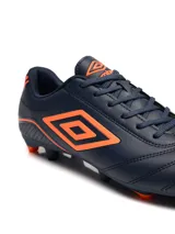 Championes de fútbol Umbro modelo Classico III HG, color negro con detalles en rojo. Presentan el logo de la marca en el lateral y suela con tapones para terreno firme.