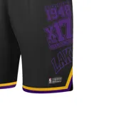 Short de básquet negro con detalles en violeta y amarillo en el ruedo. Presenta estampados gráficos laterales alusivos a los Los Angeles Lakers, incluyendo el nombre del equipo, el año de fundación y la cantidad de campeonatos ganados. Cuenta con cintura elástica y etiqueta oficial de la NBA en la parte inferior.