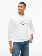 Buzo blanco de cuello redondo con estampado gráfico frontal del número 77 y detalles distintivos de la colaboración con Cadillac Formula 1 Team.