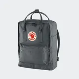 Mochila Fjallraven modelo Kanken Classic, color negro, con compartimento principal con cierre, bolsillo frontal con cierre, asas superiores con broche y correas ajustables para los hombros. Incluye el parche redondo característico de la marca en el frente.