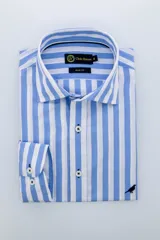 Camisa de vestir de hombre, corte slim fit, con cuello americano y estampado a rayas verticales celestes y blancas.