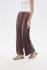 Pantalón ancho de tiro alto, confeccionado en tejido de poliéster color marrón topo, con cordón ajustable en la cintura.