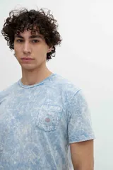 Remera de manga corta color verde agua con bolsillo en el pecho y estampado de un sol.