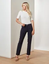 Pantalón recto color verde oliva, marca Zac & Rachel, modelo slim. Tiene pretina con pasadores, botón y cierre. Incluye tres bolsillos delanteros y dos bolsillos ojal en la parte trasera.