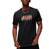 Remera de manga corta color verde lima, con cuello redondo y estampa frontal con la palabra 'JORDAN' en letras estilizadas con efecto degradado multicolor.