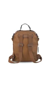 Mochila de cuero sintético con textura granulada, color verde oliva. Cuenta con dos bolsillos frontales con cierre metálico, asa superior rígida y correas ajustables de cinta textil. Incluye placa metálica decorativa en la parte inferior.
